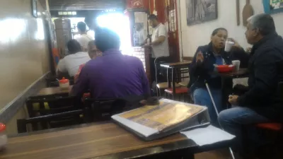 Paano ang Libreng paglalakad na paglalakbay sa Bogotá? : Karaniwang seating area ng panaderya