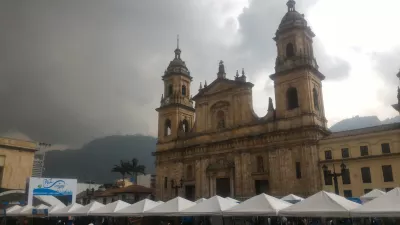 Ako prebieha bezplatná pešia prehliadka v Bogote? : Katedrála Bogotá a Monserrate v pozadí