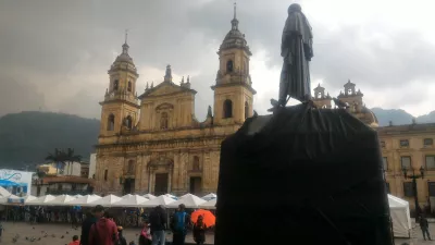 Jak wygląda darmowa wycieczka piesza w Bogocie? : Bogotá wycieczka po mieście bohaterów punktem wyjścia na Plaza Bolivar Kolumbia
