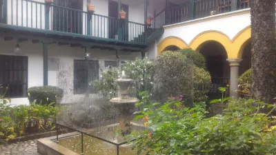 როგორ არის უფასო გასეირნება ტური ბოგოტაში? : პირველი ბაღი Rufino ხოსე Cuervo სახლი