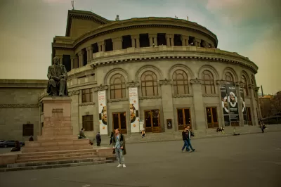Yerevan'ın Gizli Daşlarını Pulsuz Peşəkar Fotoqrafiya Turu Ilə Araşdırır : Yerevan Opera qarşısında peşəkar fotoqrafiya