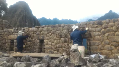 Wie Ist Ein Tagesausflug Nach Machu Picchu, Peru? : Restaurierungsarbeiter