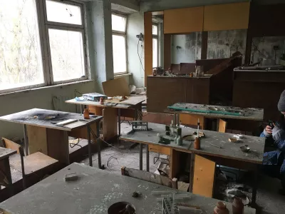 Pripyat dagstur - besök av den övergivna staden Tjernobyl kärnkatastrof : Kemi klassrum
