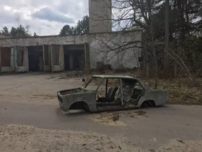 Pripyatova denná prehliadka - návšteva opusteného mesta jadrovej katastrofy v Černobyle : Rozpadajúce sa auto