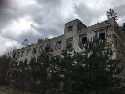 Pripyatova denná prehliadka - návšteva opusteného mesta jadrovej katastrofy v Černobyle : Opustená budova