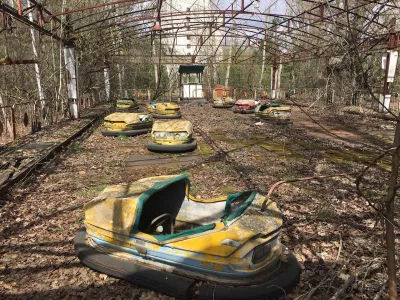 Pripyat ditë turne - vizita e qytetit të braktisur të Çernobilit fatkeqësi bërthamore : Makina të braktisura të parakolpit në parkun e zbavitjes
