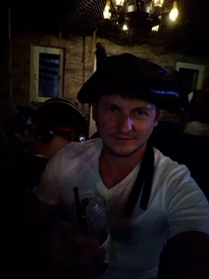 是什麼讓Pub爬巴拿馬最好的之一？ : 在巴拿馬酒吧玩耍，帶著海盜帽