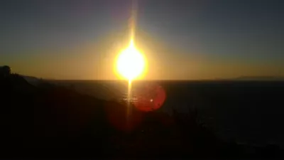 سبتمبر عطلة نهاية الاسبوع على الشاطئ في رودس ، اليونان : رودس غروب الشمس من قمة التل