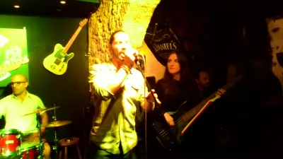 Rujanski vikend na plaži u Rhodesu, Grčka : Legenda rock bar - glazba uživo