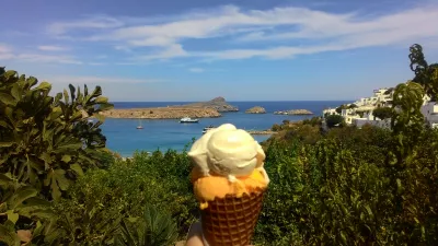 เดือนกันยายนชายหาดสุดสัปดาห์ใน Rhodes, Greece : Lindos main square - ไอศกรีมสดภายใต้ดวงอาทิตย์