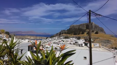 Septembris pludmales brīvdienās Rodos, Grieķijā : Anastasijas studijas - Lindos pilsēta un skats uz akropoli no terases