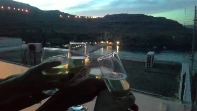 September strand weekend i Rhodos, Grækenland : Maris studios - glas vin med solnedgang