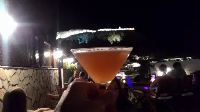 September strand weekend i Rhodos, Grækenland : Lindos om natten bar - cocktail med udsigt
