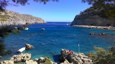 Septembris pludmales brīvdienās Rodos, Grieķijā : Anthony Quinn līcis - skats uz jūru