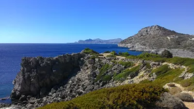 रोड्स, ग्रीसमध्ये सप्टेंबर समुद्रकिनारा शनिवार व रविवार : अँथनी क्विन बे - पहाडीच्या टोकापासून पहा