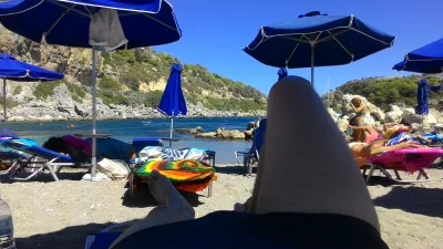 रोड्स, ग्रीसमध्ये सप्टेंबर समुद्रकिनारा शनिवार व रविवार : लाडिको बीच - एक सनबेडवर आराम