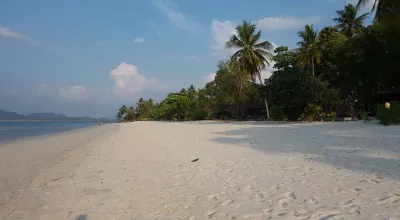 タイの休暇パート5：Trang島のコ・ムックリゾートへの到着 : コ・ムック島の砂浜