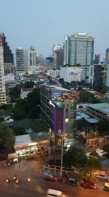 Ferienwoche in Thailand: Erster Tag, Bangkok [Reiseführer] : Blick von einem Dach auf Bangkok