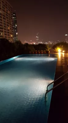 Semana de férias na Tailândia: Primeiro dia, Bangkok [Guia de viagem] : Piscina no último piso do hotel Park Plaza