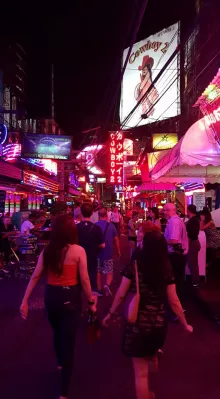 Ferienwoche in Thailand: Erster Tag, Bangkok [Reiseführer] : Soi Cowboy-Straßenweg in Bangkok