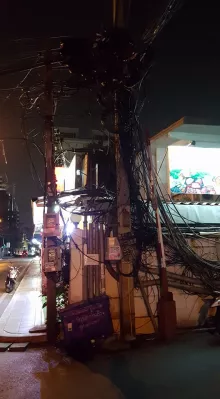 Ferienwoche in Thailand: Erster Tag, Bangkok [Reiseführer] : Elektrische Drähte in einer Straße von Bangkok