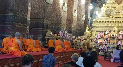 泰國假期：第3天，曼谷中心 : 修士在寺廟裡祈禱