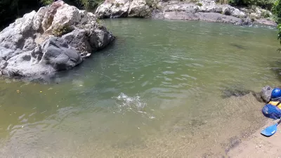 מים רפטינג הרפתקה על נהר מאמוני פנמה : דגים מאכילים ביערות הגשם של פנמה