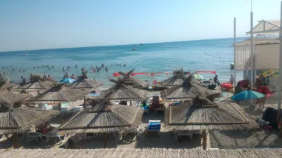 Zaliznyy διακοπές λιμάνι σιδήρου λιμάνι : σιδερένια παραλία φωτογραφία παραλία του beach club, ηλιόλουστη παραλία και palapas