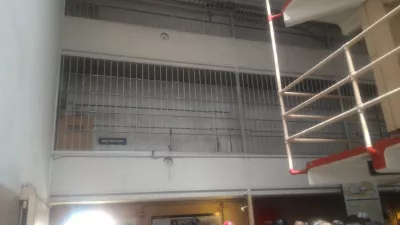 Apakah layak mengunjungi AlCatraz? Ulasan tur AlCatraz : Galeri senjata dari mana penjaga bisa menembak di penjara