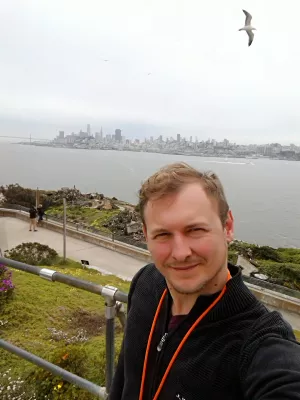 Stojí za to navštíviť AlCatraz? Recenzia prehliadky mesta AlCatraz : Selfie pred panorámou San Francisca z Alkatrazu