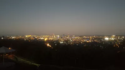 Jakie są najlepsze bary w Brisbane? : Nocny widok na panoramę Brisbane z tarasu baru SUMMIT