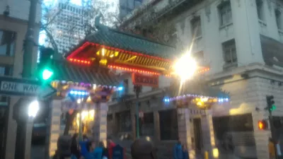 Kde je najlepšie čínske jedlo v čínskej štvrti San Francisco? : Vstupná brána v čínskej štvrti v noci