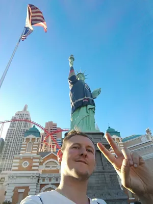 Séta a Las Vegas legjobb részein, sétáljon a neonmúzeumig : Selfie a New York-i New York-i hullámvasút és a Szabadság-szobor előtt