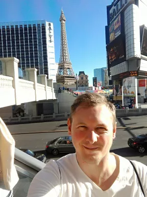 Séta a Las Vegas legjobb részein, sétáljon a neonmúzeumig : Selfie a párizsi Eiffel-torony Las Vegasban