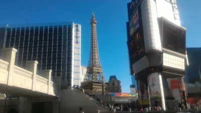 Περπατώντας στα καλύτερα μέρη του Λας Βέγκας μέχρι το μουσείο νέον : Το ξενοδοχείο του Παρισιού και ο πύργος του Άιφελ
