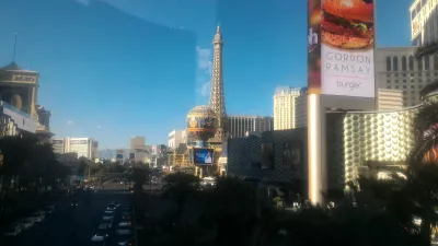 Spazieren Sie durch die besten Teile von Las Vegas bis zum Neonmuseum : Paris Hotel von einer Himmelbrücke aus gesehen