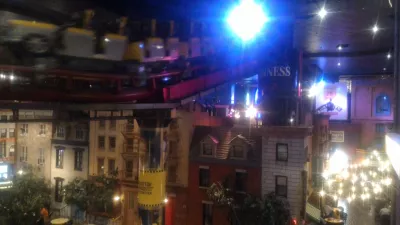 네온 박물관까지 라스 베이거스 스트립의 가장 좋은 부분을 걸어보세요. : 뉴욕 뉴욕 호텔에서 지나가는 BigApple 롤러 코스터 마차