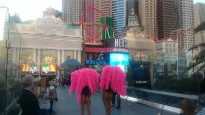 Duke ecur në pjesët më të mira të Las Vegasit ngjiten në muzeun neon : Pothuajse lakuriq zonjat interpretues rrugë me pupla në një urë qielli dhe pamje në slitë Big Apple rul