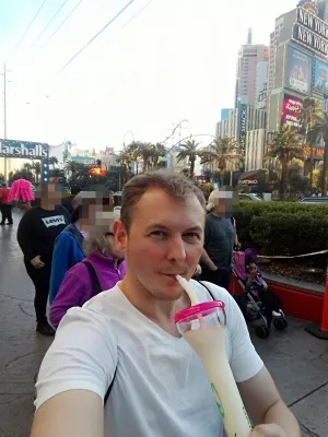 Las Vegas'ın en iyi bölgelerinde yürüyüş yapmak neon müzesine gitmek : Sokakta bir Yağ Salı içeceği yudumlarken