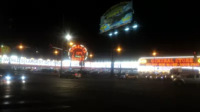 Прогулка по лучшим частям полосы Лас-Вегаса до музея неона. : Крупнейший в мире магазин подарков