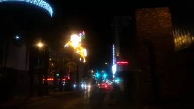 네온 박물관까지 라스 베이거스 스트립의 가장 좋은 부분을 걸어보세요. : Fremont Street Experience 입구의 Vegas Vic 유명한 네온 카우보이 사인