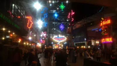 Berjalan di bahagian terbaik Las Vegas hingga ke muzium neon : Pengalaman jalan Fremont entrance