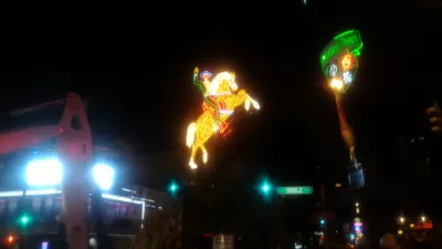 Berjalan di bahagian terbaik Las Vegas hingga ke muzium neon : Tanda neon koboi di pintu masuk Fremont jalan