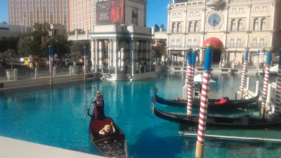 Caminant per les millors parts de Las Vegas fins al museu de neó : Góndola davant de l'hotel venecià