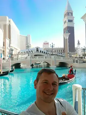 Berjalan di bahagian terbaik Las Vegas hingga ke muzium neon : Selfie di hadapan gondola di Venetian