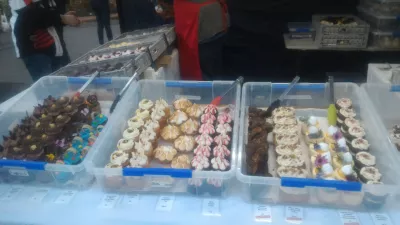 Ano ang pinakamagandang lugar na makakain sa Rotorua? : Ang mga dessert ay nakatayo sa night market