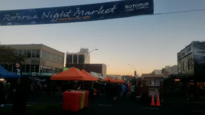 What are the best places to eat in โรโตรัว? : ถนนตลาดกลางคืนในโรโตรัวในวันพฤหัสบดี
