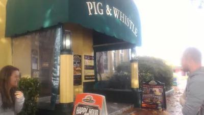 ¿Cuáles son los mejores lugares para comer en Rotorua? : En frente del restaurante Pig & Whistle.