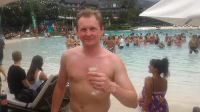 Làm thế nào là bữa tiệc bể bơi tốt nhất ở Polynesia, Bob Sinclar Tahiti? : Uống rượu sâm banh bên bể bơi trong buổi trình diễn