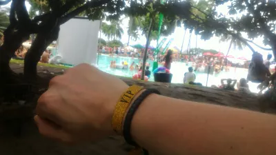 Làm thế nào là bữa tiệc bể bơi tốt nhất ở Polynesia, Bob Sinclar Tahiti? : Vòng đeo tay VIP mua với giá hời